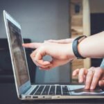عمل وتقنية — صورة توضيحية لمحتوى تجريبي