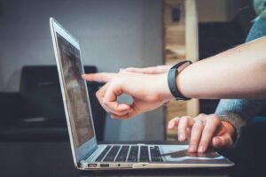 عمل وتقنية — صورة توضيحية لمحتوى تجريبي